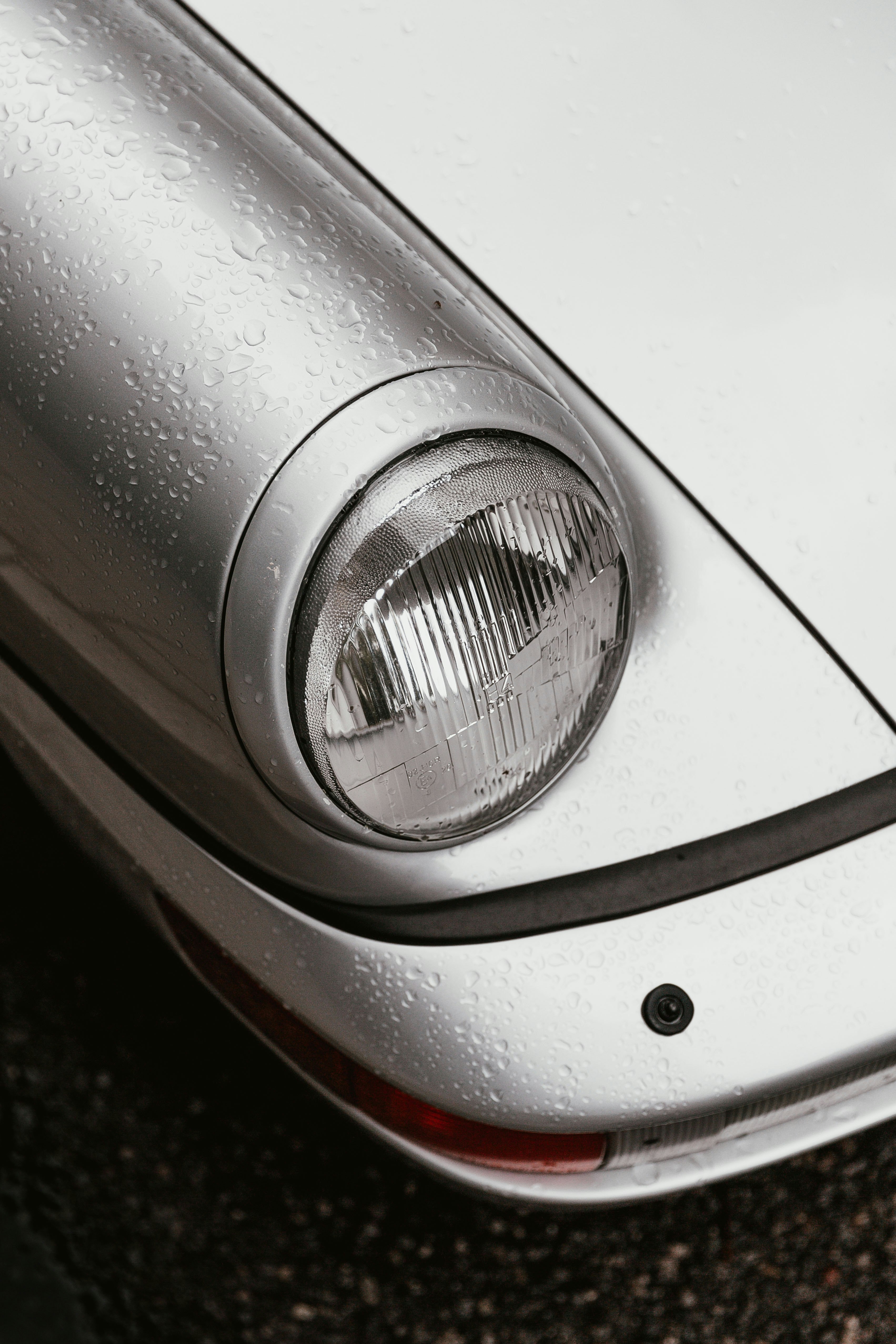 close up photography of vehicle headlight